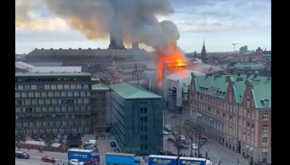 Φωτιά στο παλιό Χρηματιστήριο στη Δανία