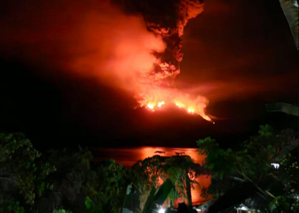 Συναγερμός στην Ινδονησία μετά από έκρηξη ηφαιστείου