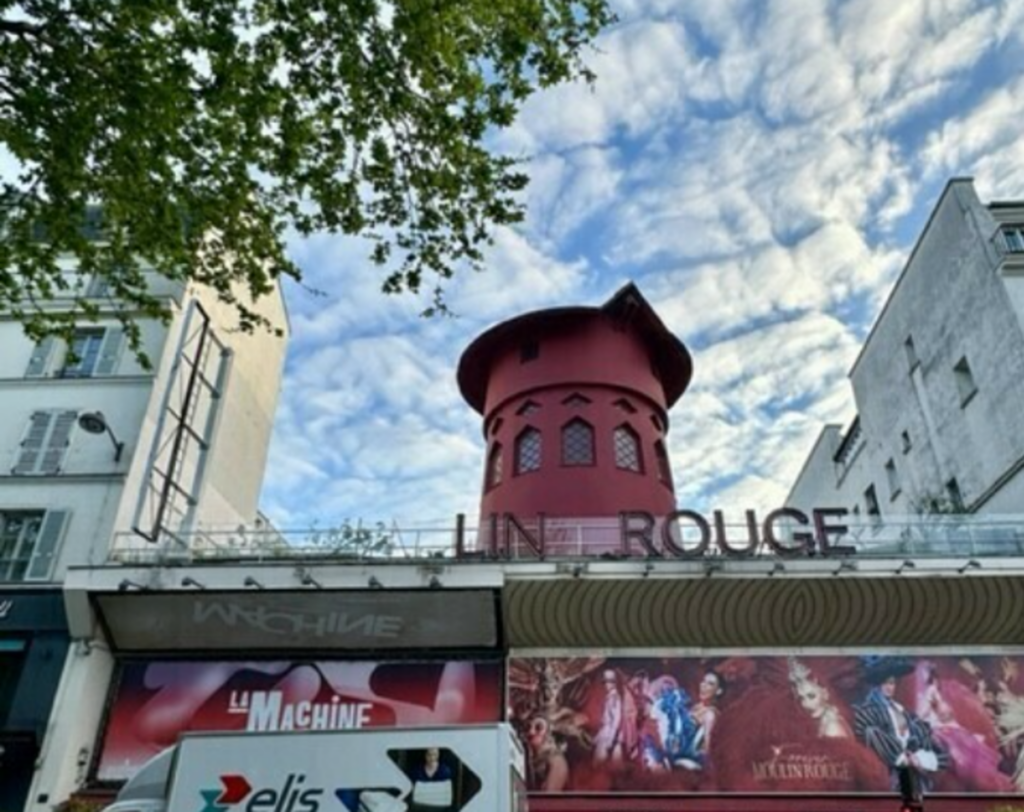 Moulin Rouge: Κατέρρευσαν οι έλικες του ανεμόμυλου του εμβληματικού καμπαρέ