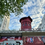 Moulin Rouge: Κατέρρευσαν οι έλικες του ανεμόμυλου του εμβληματικού καμπαρέ