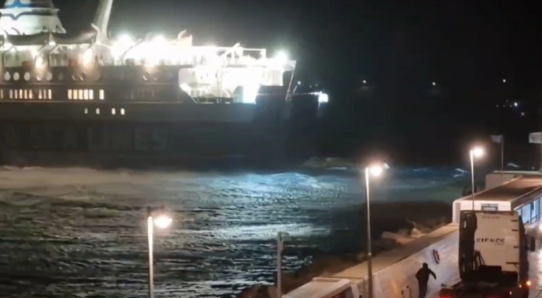 Σίφνος: Καπετάνιος «δένει» πλοίο με 11 μποφόρ - Βίντεο